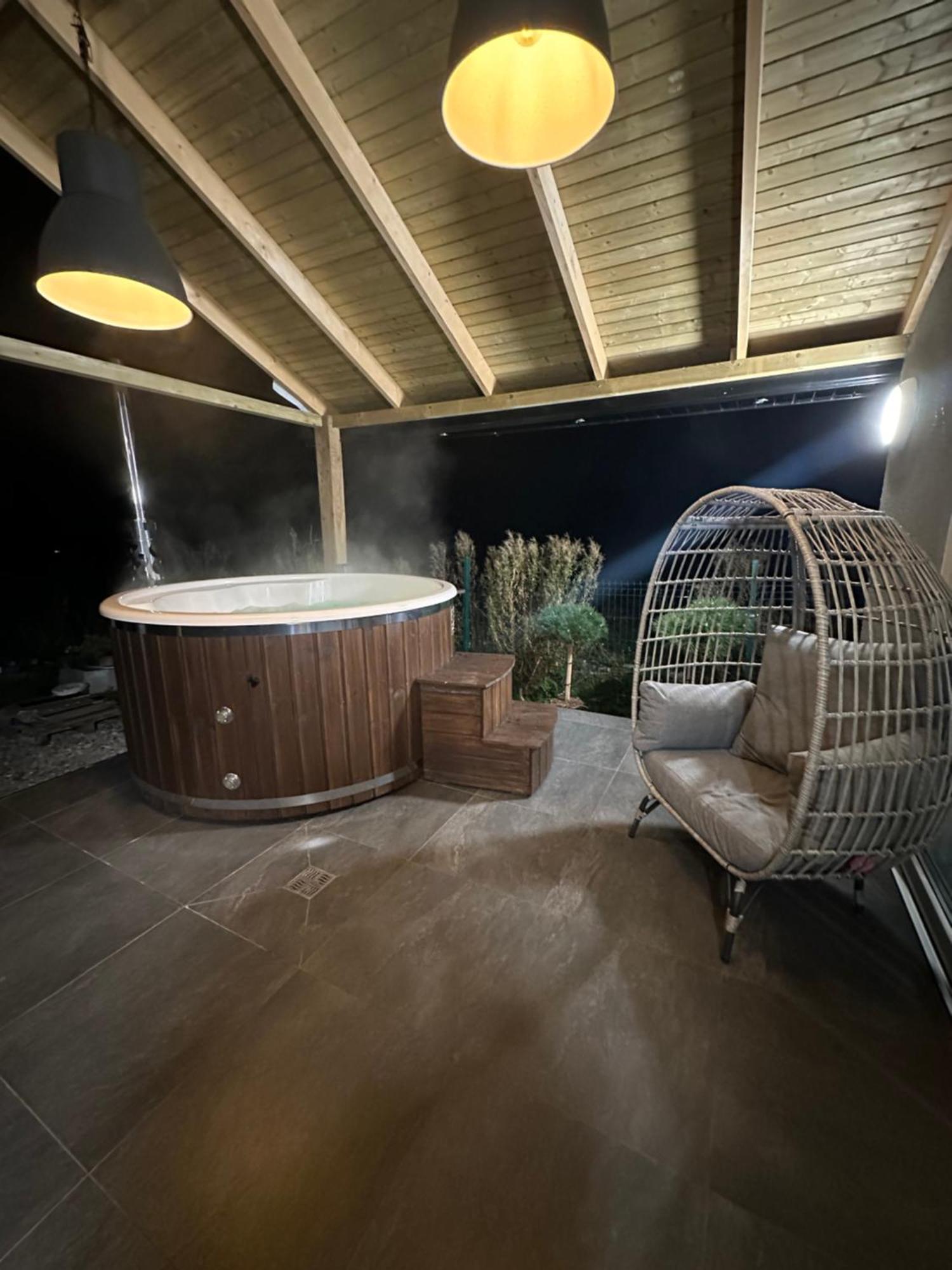 Exclusive Private Sauna & Hot Tube Jacuzzi Only From 12 Pm Till 22 Pm Hotel Kildare Exterior photo